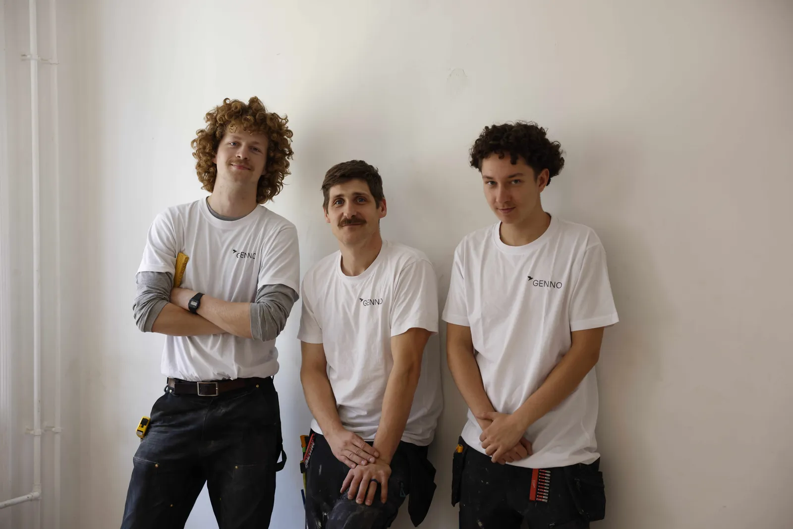 Holdet bag Genno: tre tømrere i hvide Genno-T-shirts